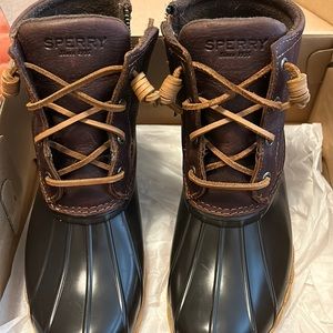Hey shoppers!! I’m selling my //Sperry// Duck shoes. Rain boots. Good condition